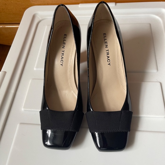 Black patent leather pumps with fabric inset - Picture 7 of 10